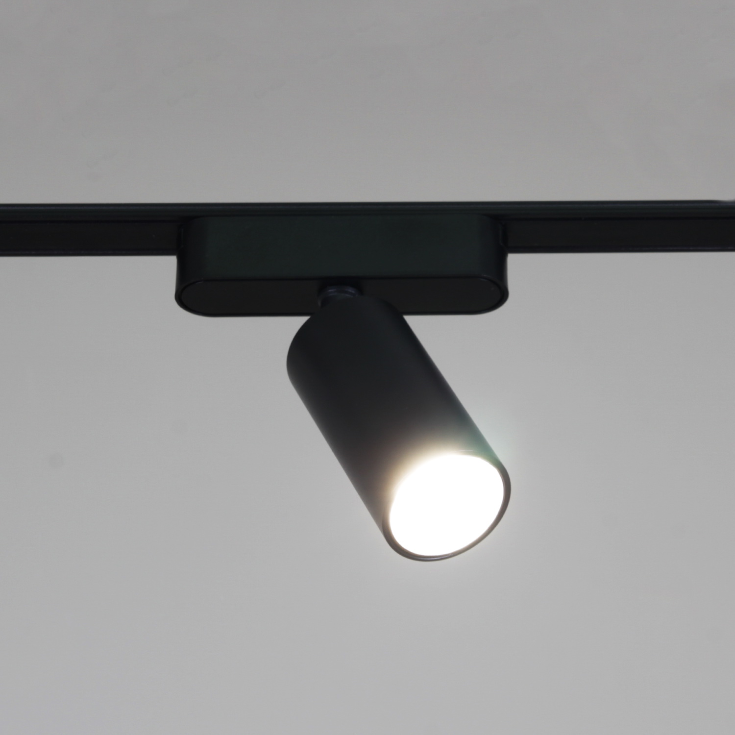 13005-9.3-001UR magnetic LED12W BK CCT+SMART