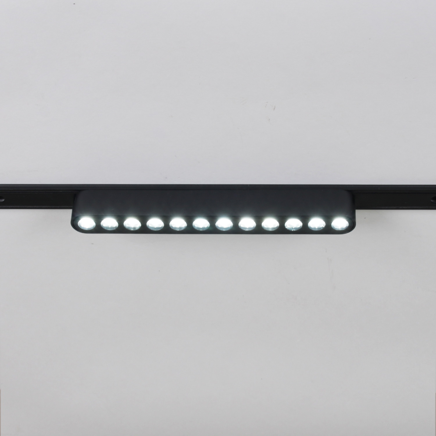 13002-9.3-001UR magnetic LED12W BK CCT+SMART