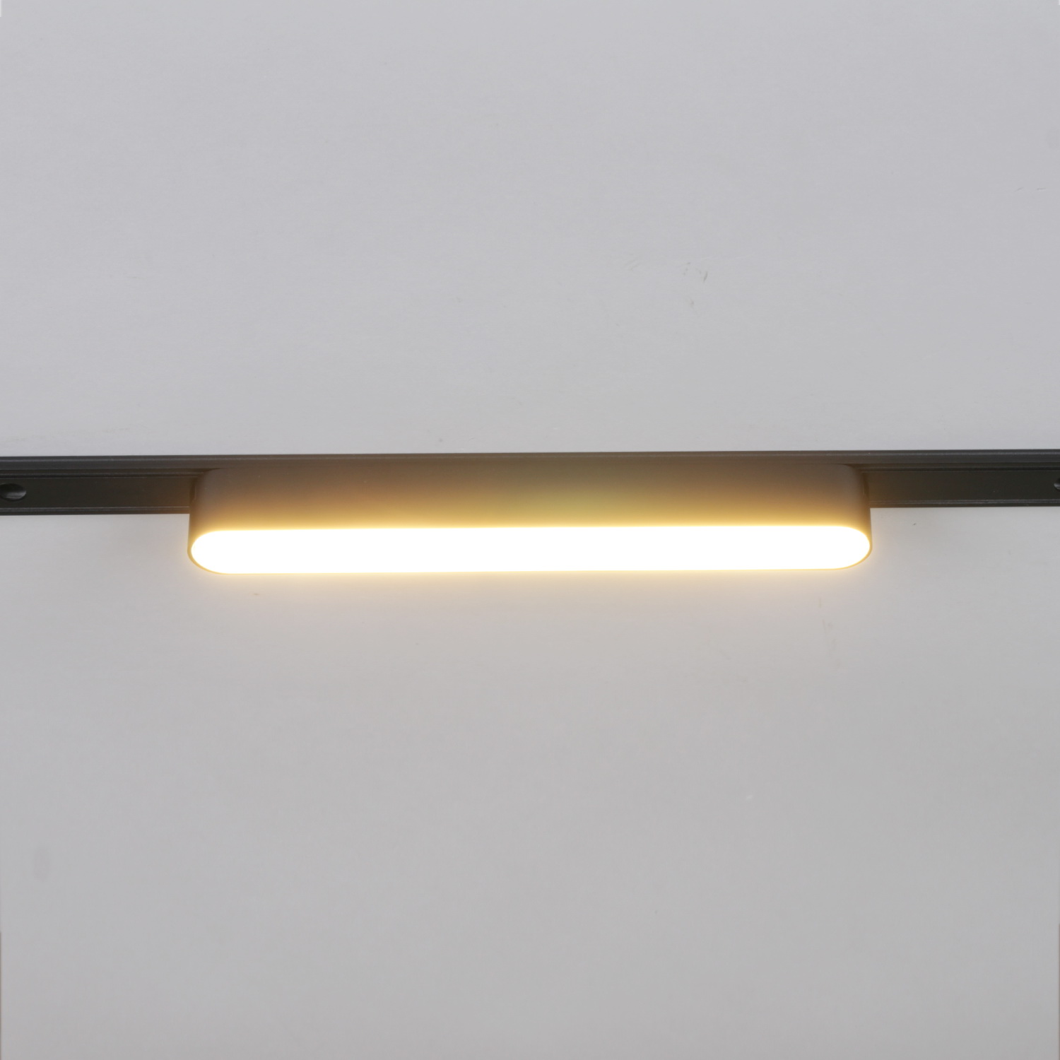 13001-9.3-001UR magnetic LED12W BK CCT+SMART