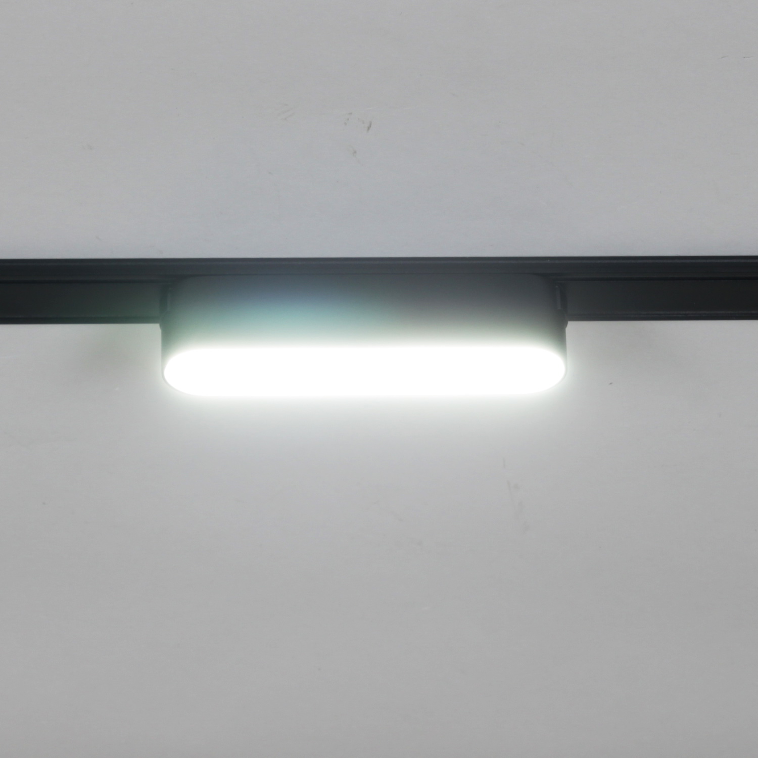 13001-9.3-001UR magnetic LED6W BK CCT+SMART