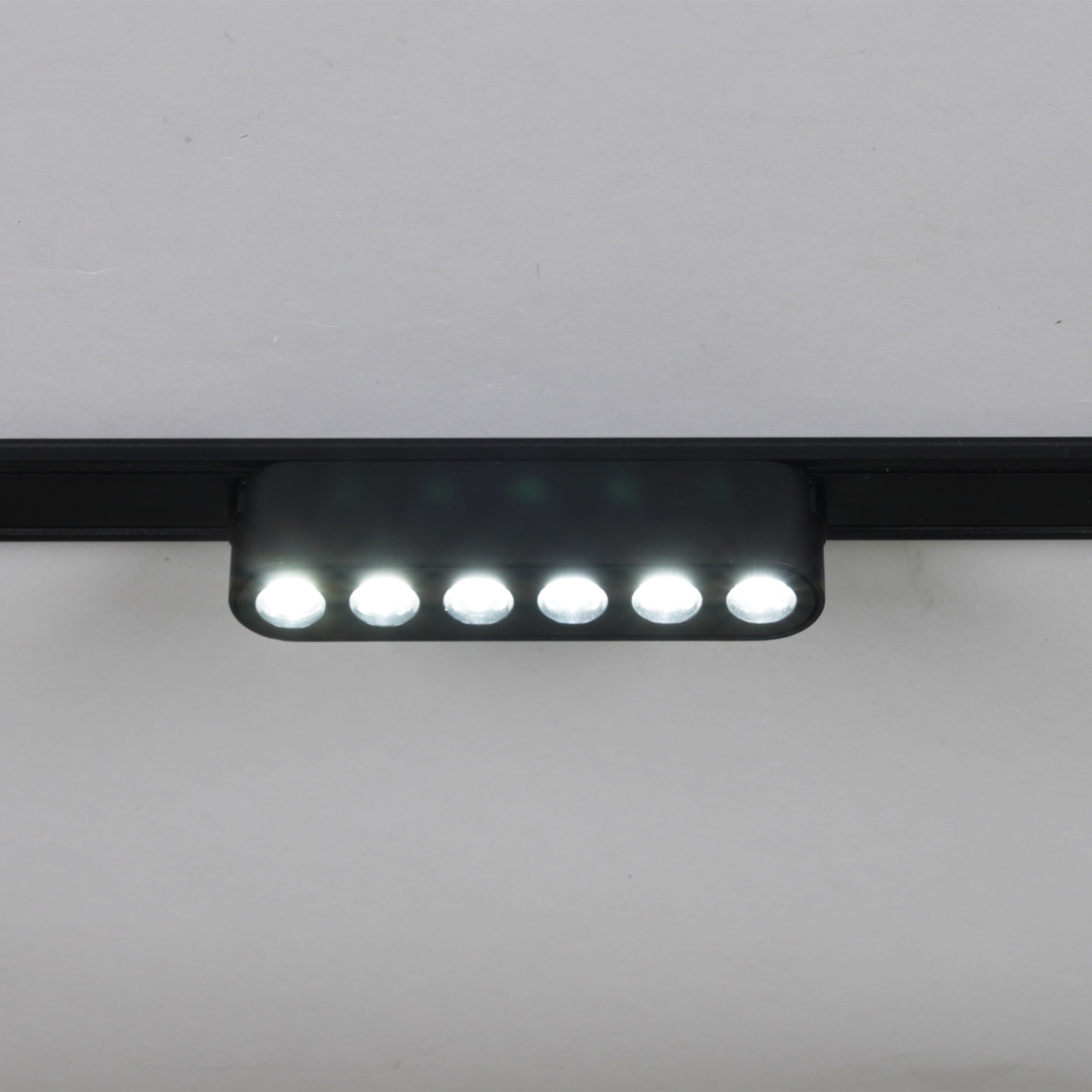 13002-9.3-001UR magnetic LED6W BK CCT+SMART
