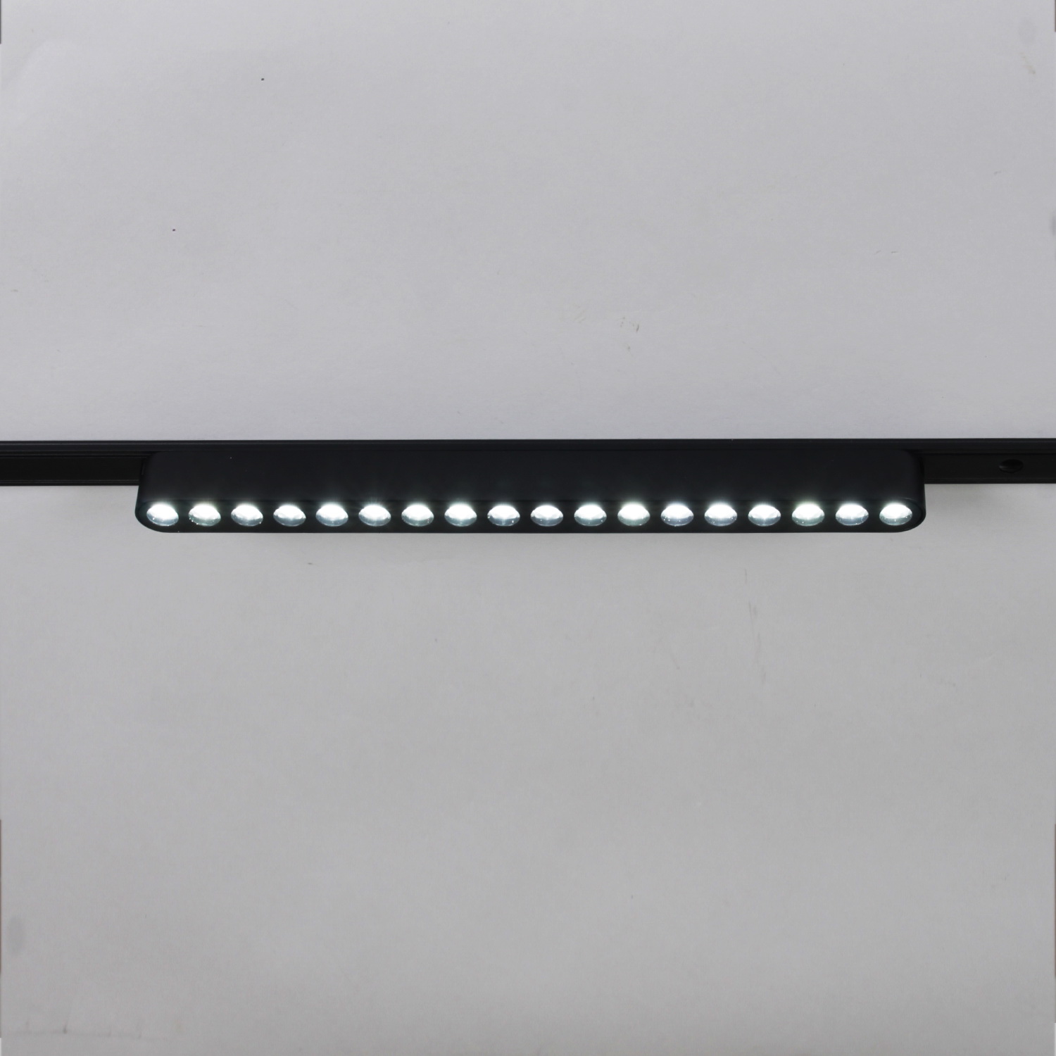 13002-9.3-001UR magnetic LED16W BK CCT+SMART