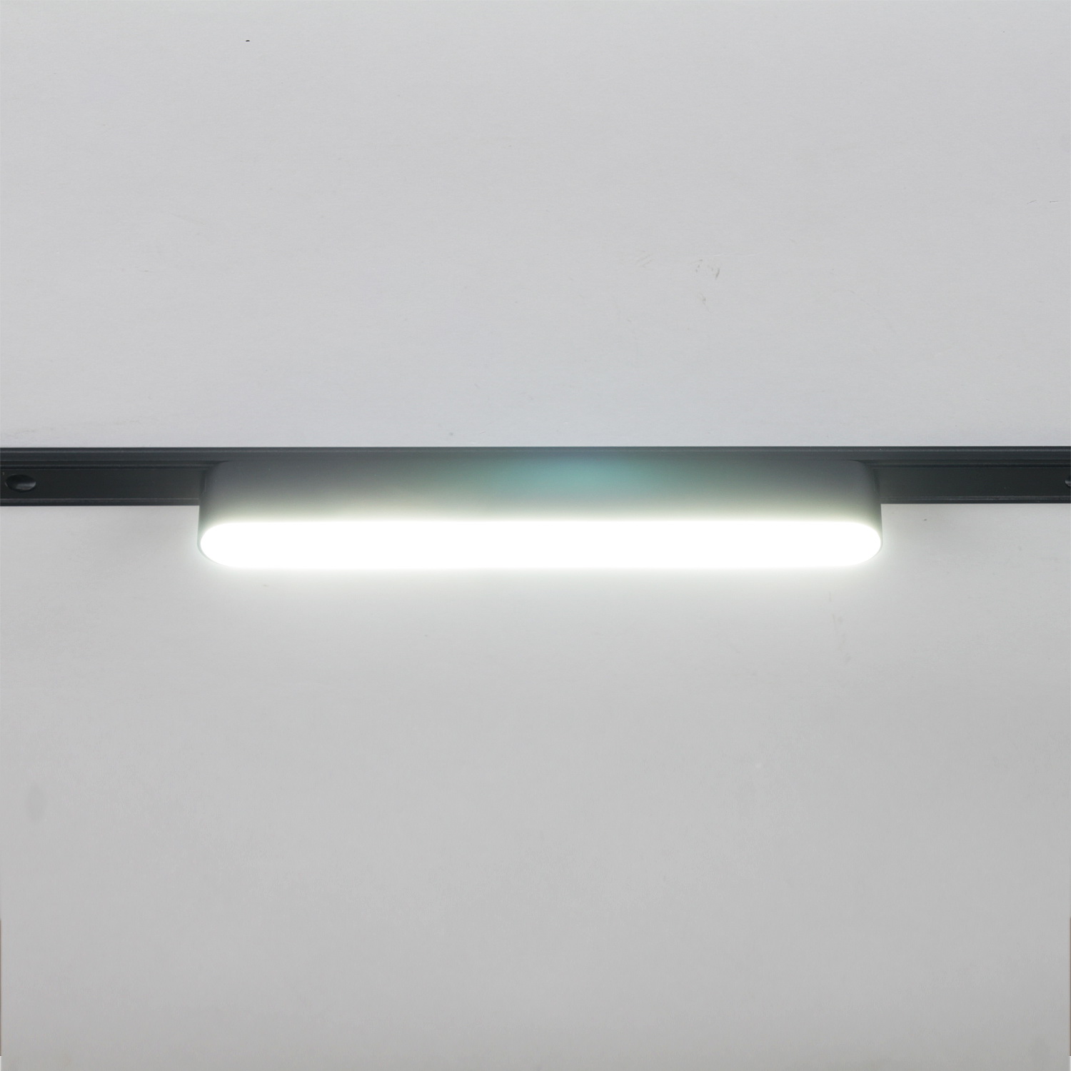 13001-9.3-001UR magnetic LED12W BK CCT+SMART