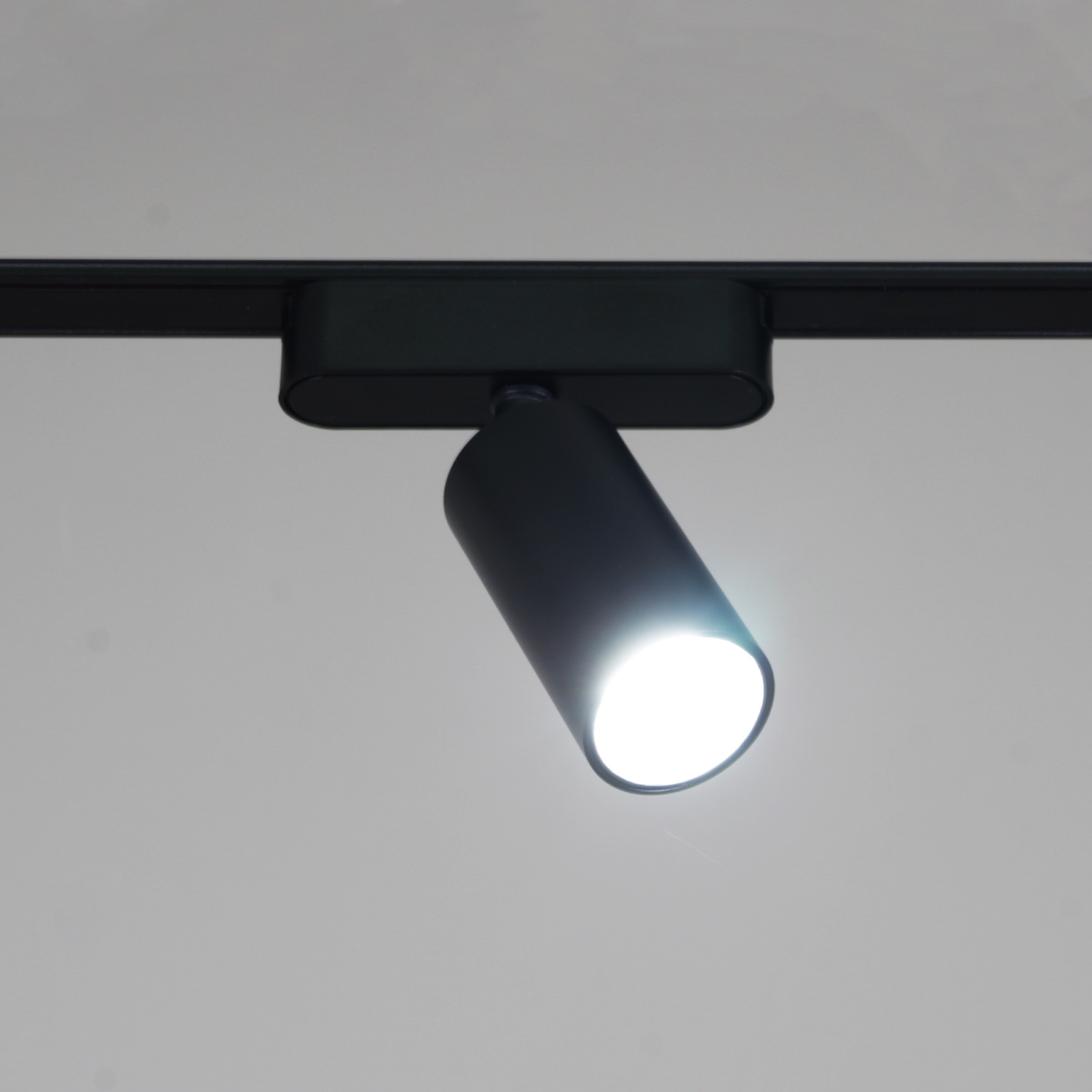 13005-9.3-001UR magnetic LED12W BK CCT+SMART