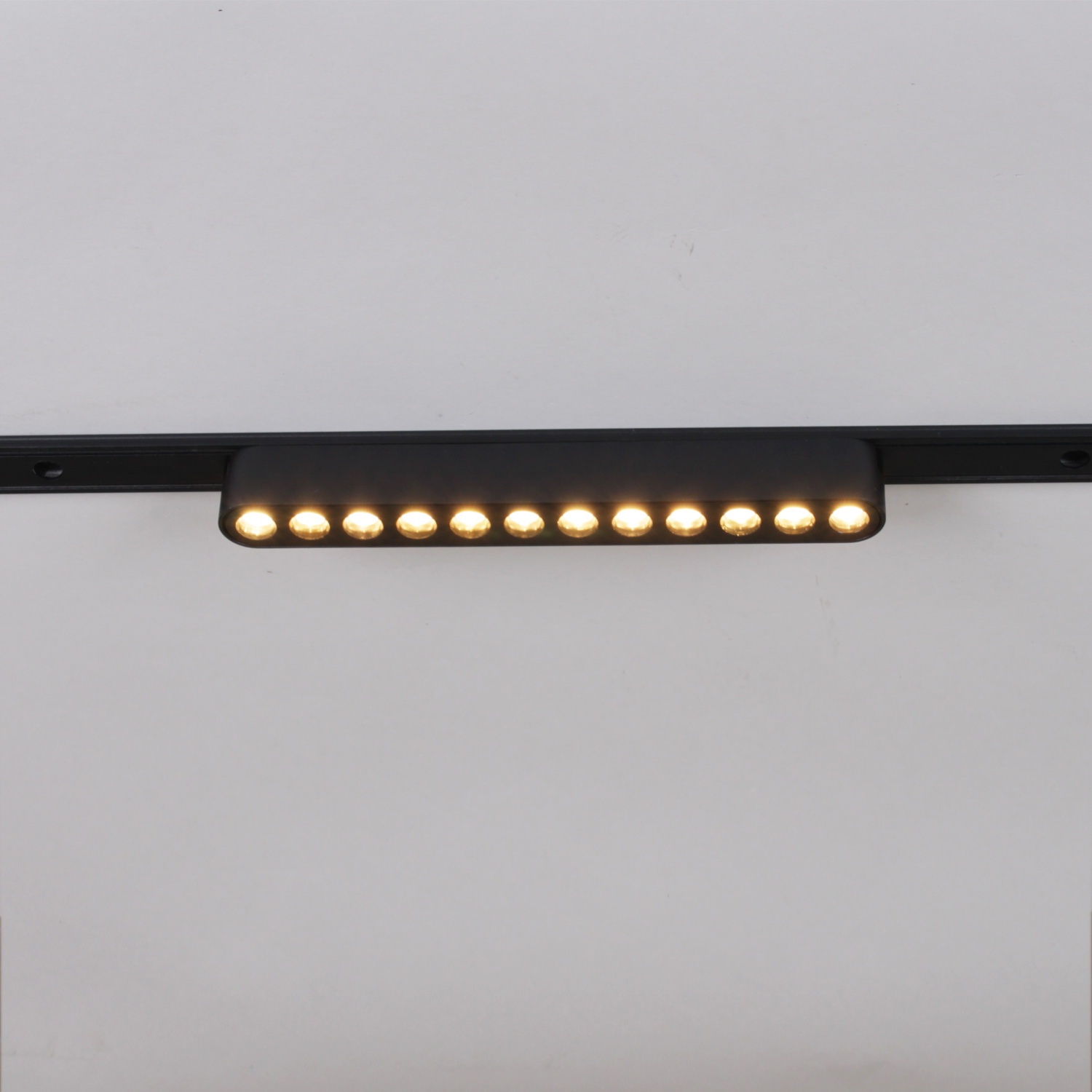 13002-9.3-001UR magnetic LED12W BK CCT+SMART