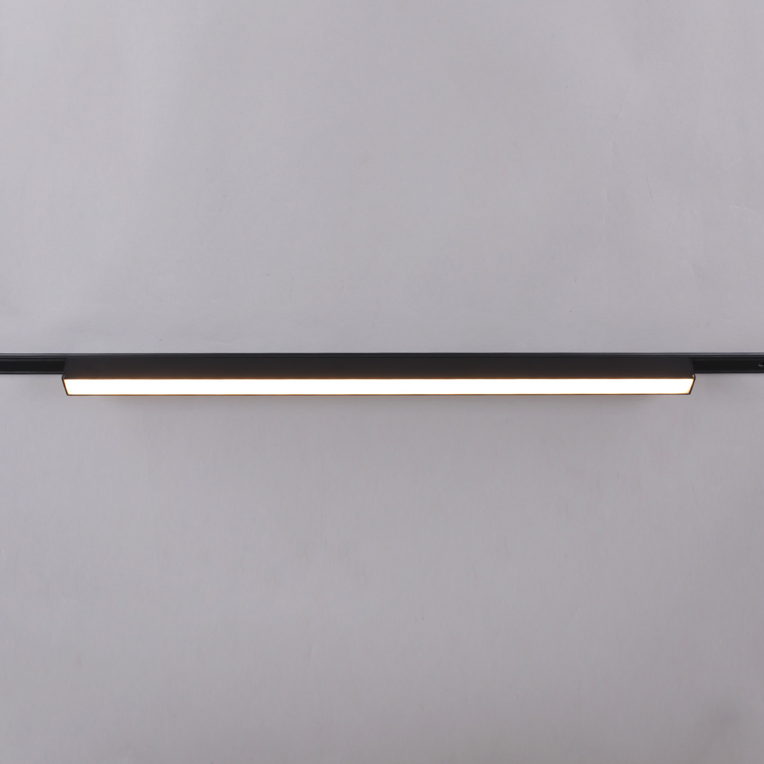 13003-9.3-001UR magnetic LED20W BK CCT+SMART