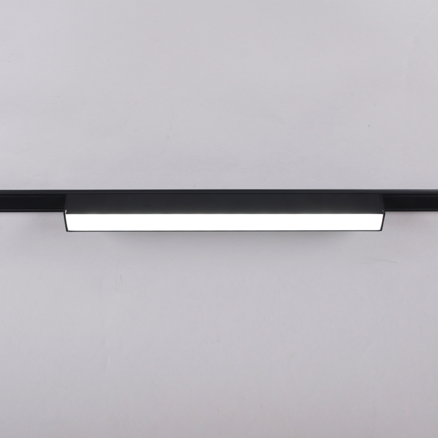 13003-9.3-001UR magnetic LED10W BK CCT+SMART