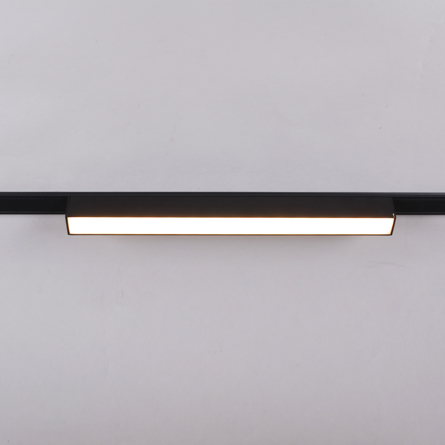 13003-9.3-001UR magnetic LED10W BK CCT+SMART