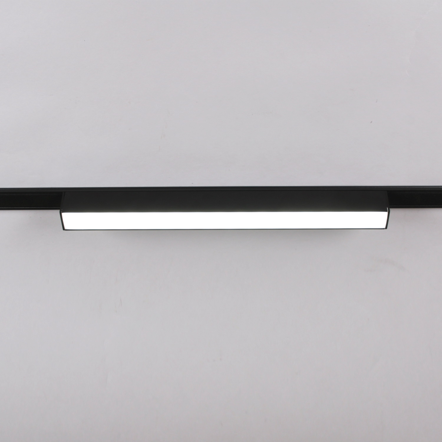 13003-9.3-001UR magnetic LED10W BK CCT+SMART