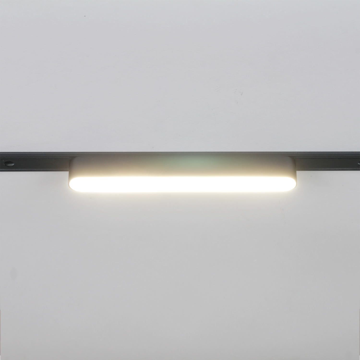 13001-9.3-001UR magnetic LED12W BK CCT+SMART