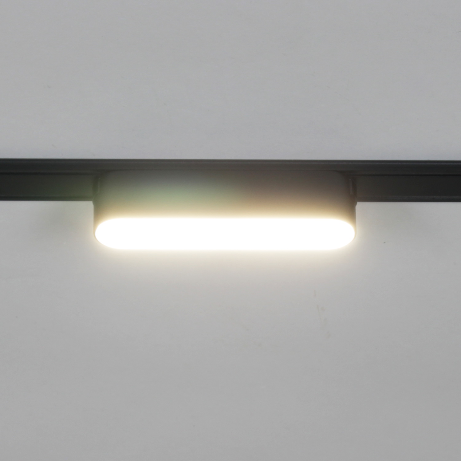 13001-9.3-001UR magnetic LED6W BK CCT+SMART