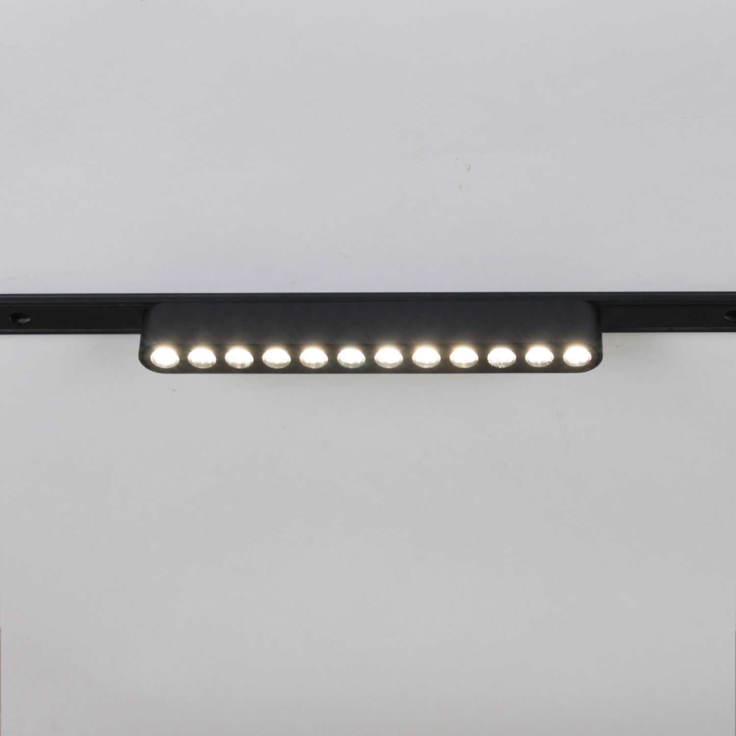 13002-9.3-001UR magnetic LED12W BK CCT+SMART